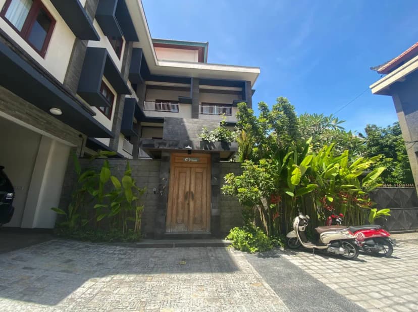 E.House/Guest House Kuta - Main Image