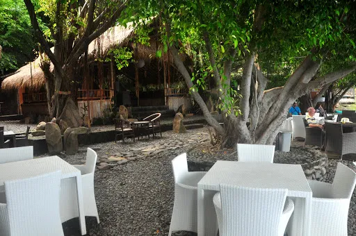 Kawi Karma Beach Cottages & Restaurant 3