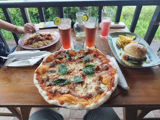 Gusto Resto & Cafe 2