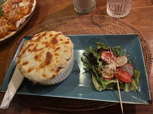 Gusto Resto & Cafe 3