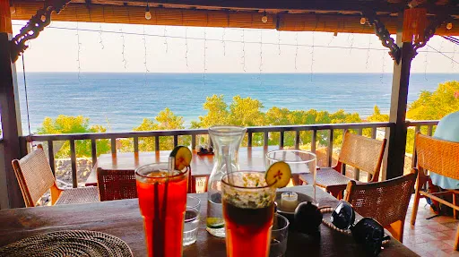 Gusto Resto & Cafe 4