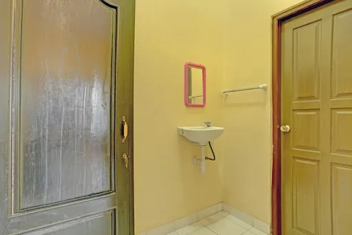 OYO 3096 Hotel Dewi Warsiki Near Gilimanuk Port 2