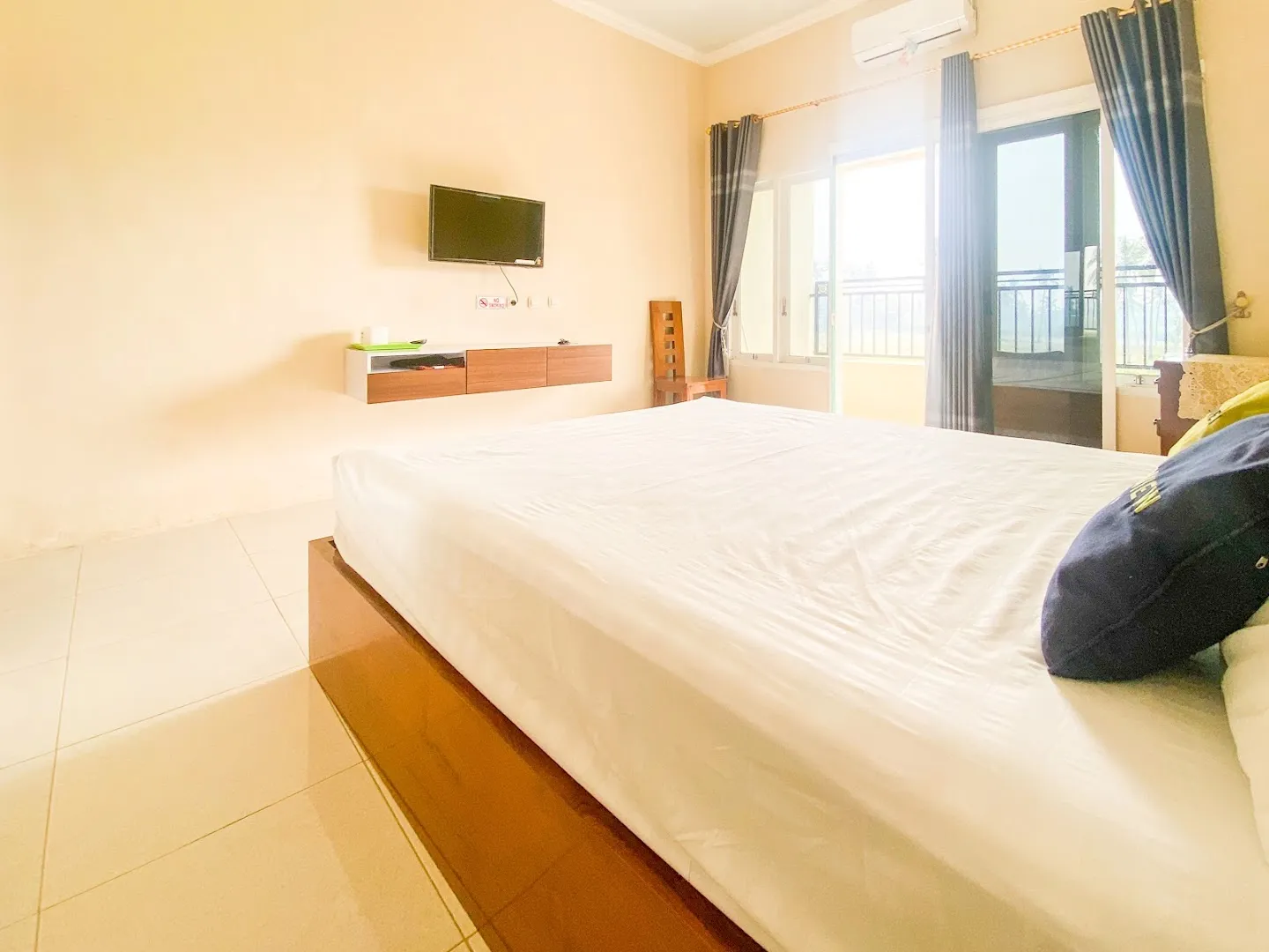 Urbanview Griya Lota Guest House 2