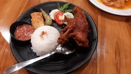 OKU Guest House & Resto 2