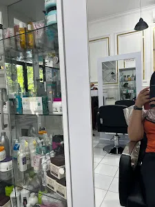 GOLDEN WIXX HAIR STUDIO 2