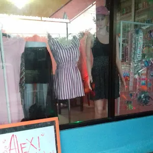 GOLDEN WIXX HAIR STUDIO 4