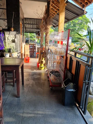 Warung Babi Guling Bu Komang Delod Cargo Negara 1