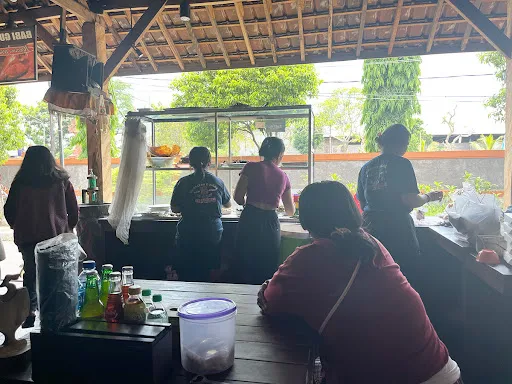Warung Babi Guling Bu Komang Delod Cargo Negara 4