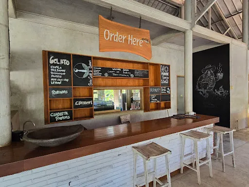 Selini Cafe & Bakery 3