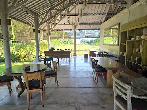 Selini Cafe & Bakery 4