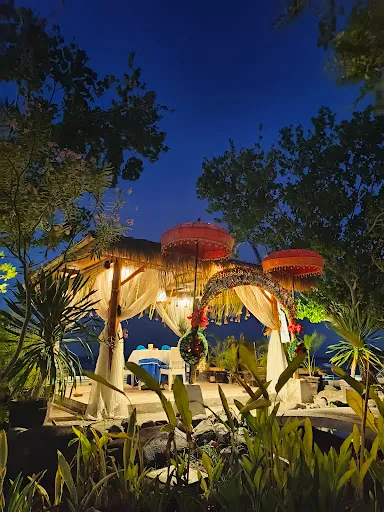 Coral Bay Beachfront Restaurant, Bar and Grill 2