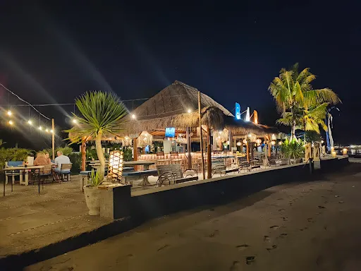 Coral Bay Beachfront Restaurant, Bar and Grill 3