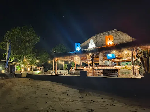 Coral Bay Beachfront Restaurant, Bar and Grill 4