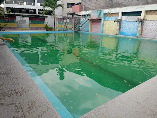 Kolam Renang Taman Gayatri 1