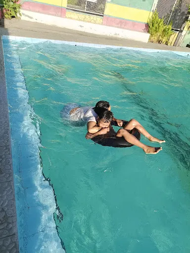 Kolam Renang Taman Gayatri 4