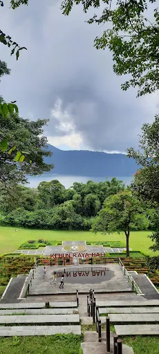 Botanical garden lake view 1