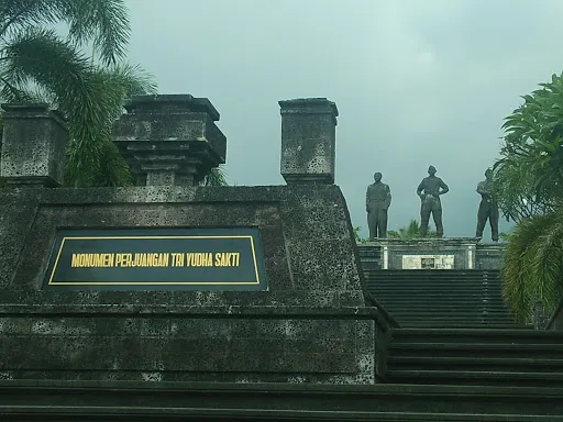 Patung Tri Yudha Sakti 3