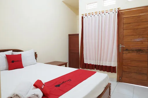 RedDoorz near Buleleng Harbour 2 1