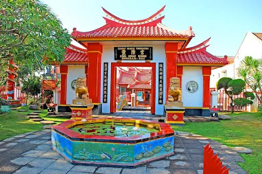 Klenteng Ling Gwan Kiong 1
