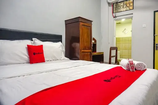 RedDoorz near Penimbangan Beach Singaraja 1