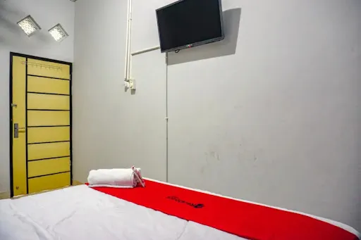 RedDoorz near Penimbangan Beach Singaraja 4