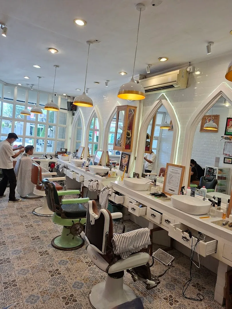 Fabulous Barbershop & Tattoo Studio 4