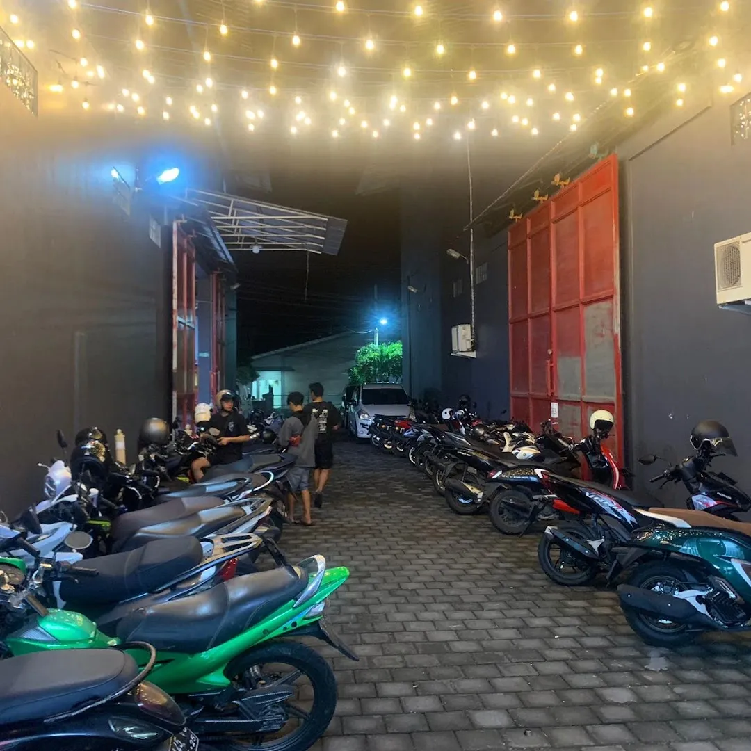 X-east Billiard & Cafe 4