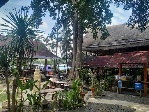 Topi Inn 4