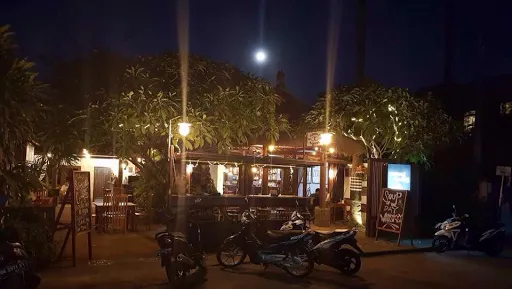 Omang Omang Bar And Diner. 3