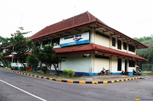 Pelabuhan Penyeberangan PTASDP Indonesiaferry Padangbai Bali 1