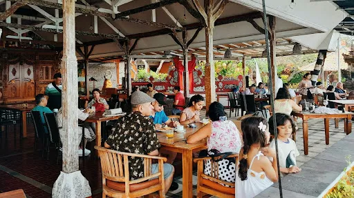 Lezat Beach Restaurant 4