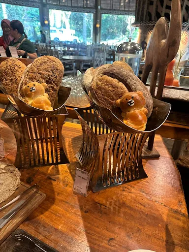 Tsavo Lion Restaurant 4