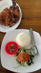 Lesehan Yani - Pantai Lebih 1