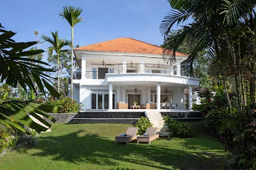 Villa Tau