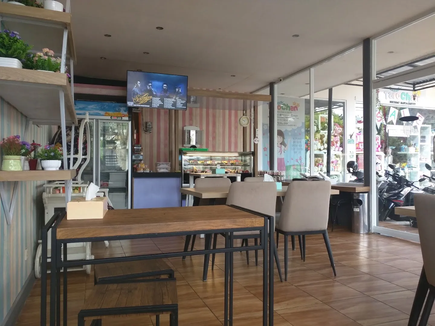 Plasto Bistro And Bar 4