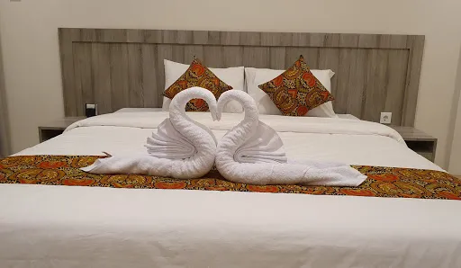 Nana Villas Sidemen 1