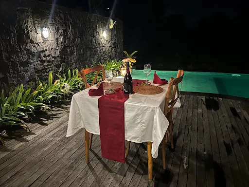 Nana's Pool & Bar Sidemen