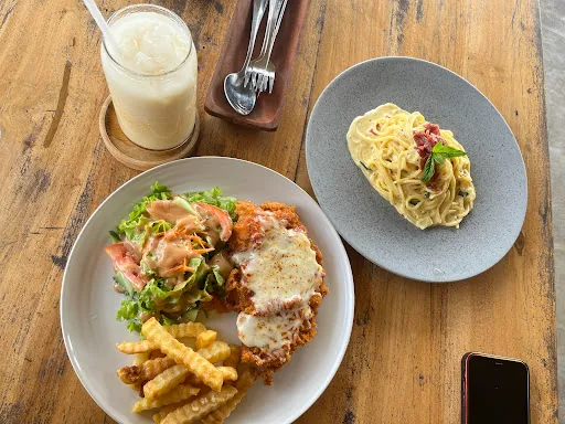 Famo Cafe Kayu Putih 3