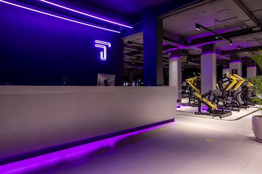 TOPSTRETCHING GYM & STUDIO BATU BOLONG 1