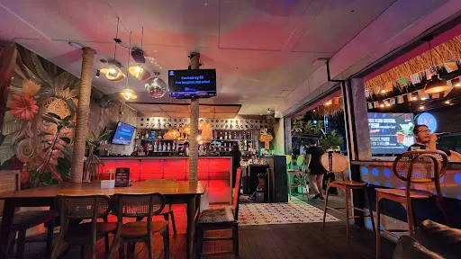Lx Karaoke & Sports Bar 3
