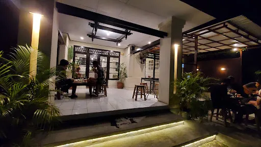HEXAGON Backyard Cafe 2