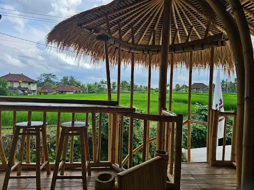 DRANIK CAFE AND RESTO 4