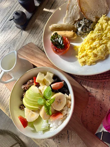 Friends Cafe & Bistro 3