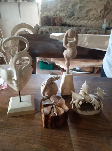 Ratni Goa Lawa wood carver 2