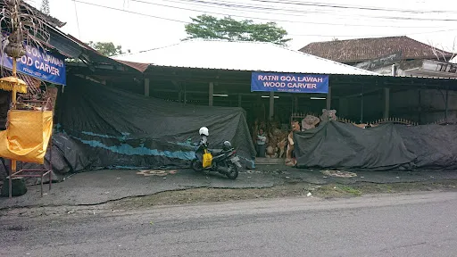 Ratni Goa Lawa wood carver 3
