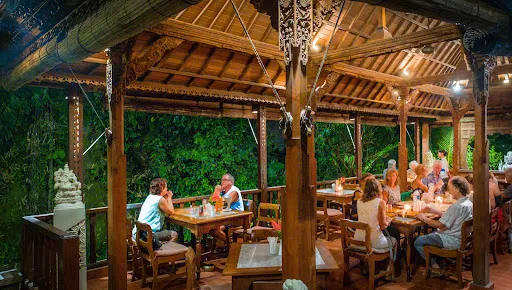 Warung Under Merkury 1