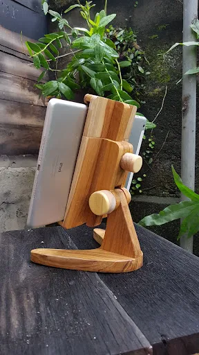 Wood Carver Pande Family 4