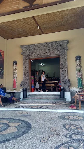 Windhu Sari Art Market 1