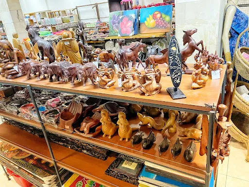 Windhu Sari Art Market 3