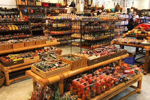 Windhu Sari Art Market 4